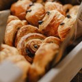 32viennoiseries-pains-au-chocolat-chocolatine-pain-aux-raisins